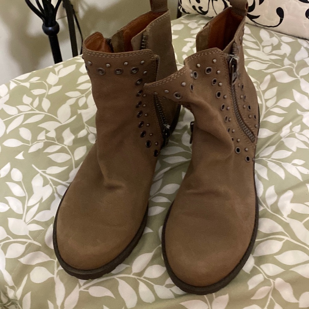 Lucky Brand short brown zip up boots